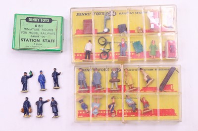 Lot 372 - A collection of Hornby Dublo figures to...