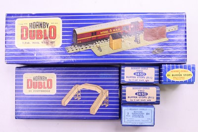 Lot 366 - A Hornby Dublo 3-rail TPO mail van set, with...