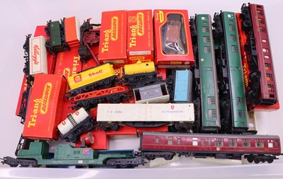 Lot 601 - One tray containing mostly Triang 00 gauge...