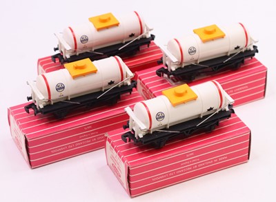 Lot 346 - Four Hornby Dublo 2 rail 4675 Chlorine Tank...