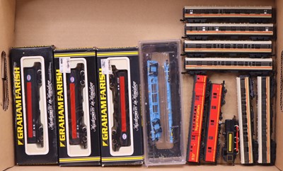 Lot 728 - A collection of N gauge rolling stock to...