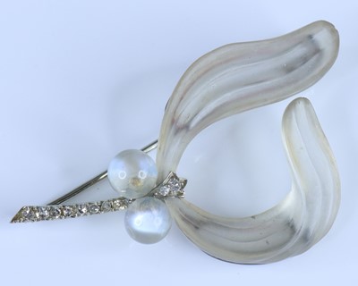 Lot 2653 - A 14ct gold mistletoe brooch carved in rock...