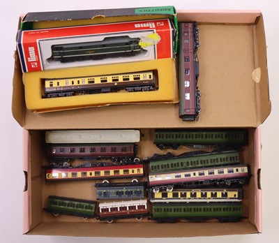 Lot 727 - A small collection of N gauge rolling stock to...