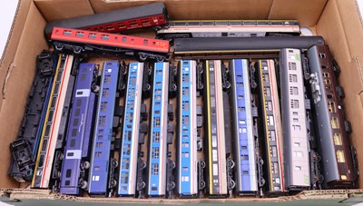 Lot 586 - One tray containing various 00 gauge coaches...