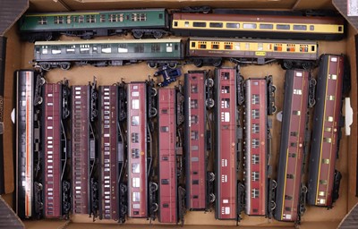 Lot 584 - One tray containing various 00 gauge coaches,...