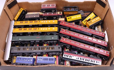 Lot 592 - One tray containing various 00 gauge coaches...