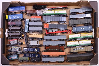 Lot 607 - One tray containing various 00 gauge wagons to...