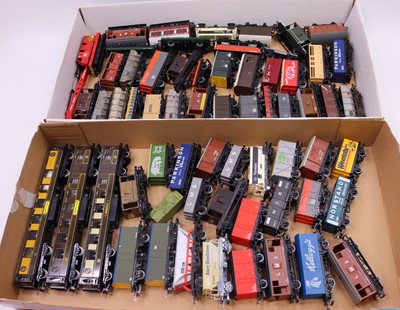 Lot 593 - Two trays containing various 00 gauge wagons...