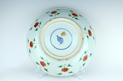 Lot 184 - A large Chinese famille verte ‘floral’ dish,...