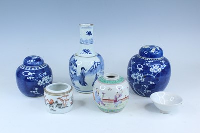Lot 169 - A Chinese blue and white bottle vase, Qing...