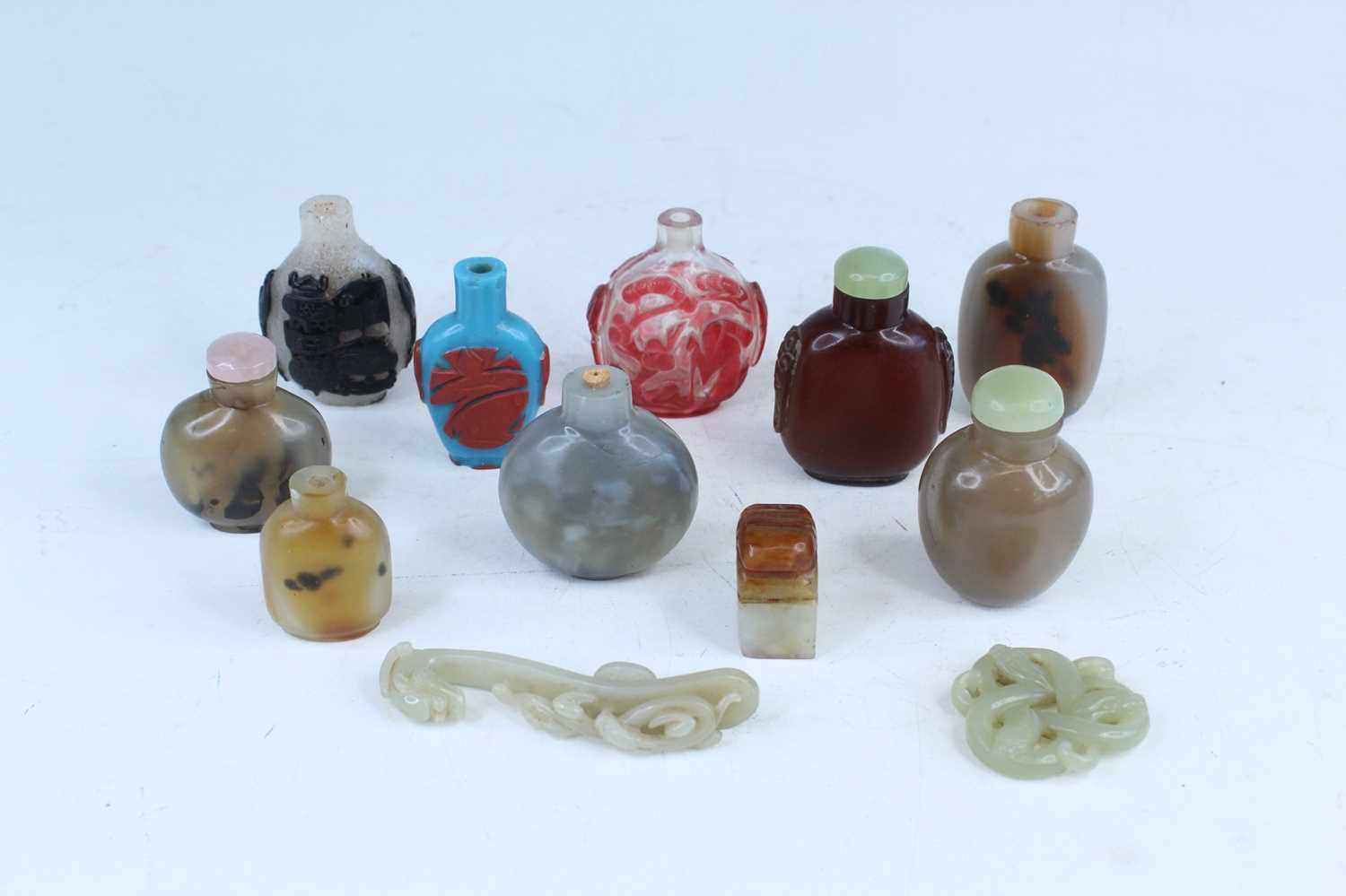 Lot 33 - Twelve Chinese jades and snuff bottles,...