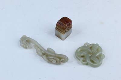 Lot 33 - Twelve Chinese jades and snuff bottles,...