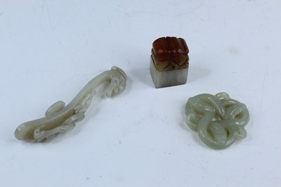 Lot 33 - Twelve Chinese jades and snuff bottles,...