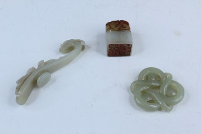 Lot 33 - Twelve Chinese jades and snuff bottles,...