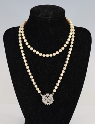 Lot An opera length row of 108 5.6 to 5.7mm...