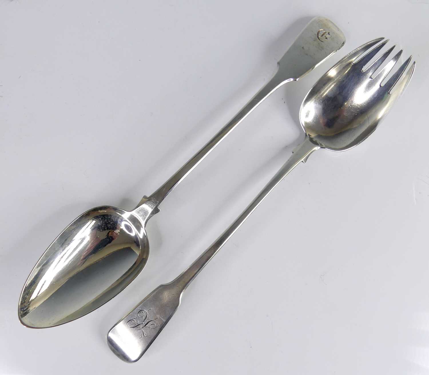 Lot 2086 - A matched pair of Georgian silver salad...