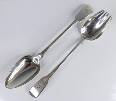 Lot 2086 - A matched pair of Georgian silver salad...