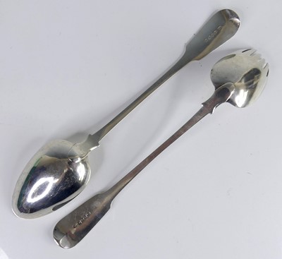 Lot 2086 - A matched pair of Georgian silver salad...