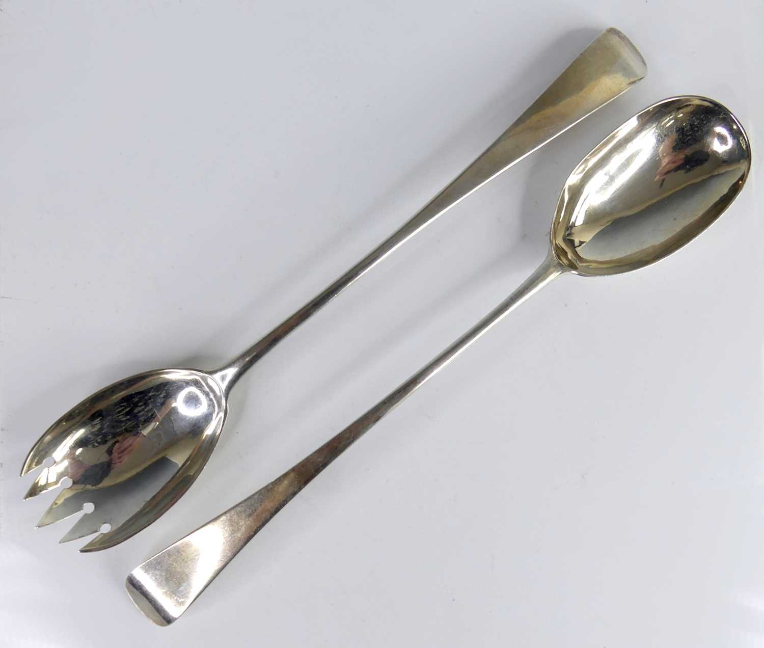 Lot 2087 - A matched pair of Georgian silver salad...