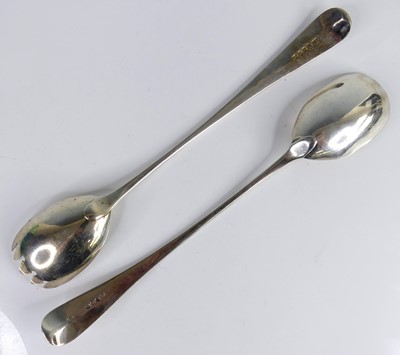 Lot 2087 - A matched pair of Georgian silver salad...
