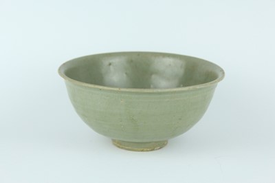 Lot 102 - A Chinese Longquan celadon bowl, Yuan to Ming...