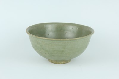 Lot 102 - A Chinese Longquan celadon bowl, Yuan to Ming...