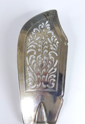 Lot 2085 - A William IV silver fish slice, in the Fiddle...