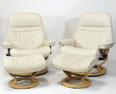 Lot 397 - A pair of contemporary stressless foamed...