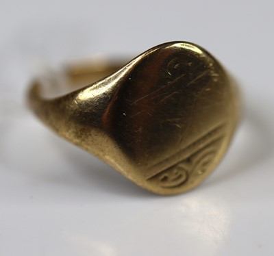 Lot 321 - A gent's 9ct gold signet ring, size T, 3.2g