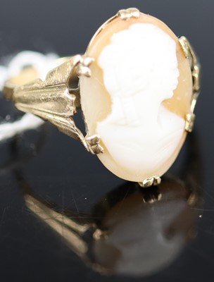 Lot 333 - A 9ct gold carved shell cameo set dress ring,...
