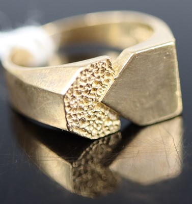 Lot 335 - A modern 9ct gold signet type ring, size R, 5g