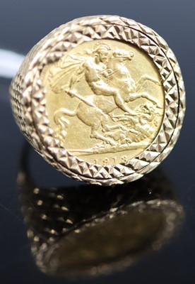 Lot 336 - A George V 9ct gold half sovereign ring, dated...