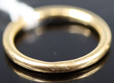Lot 340 - A yellow metal band ring, unmarked but tests...