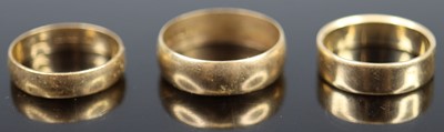 Lot 342 - A 9ct gold wedding band, size M; together with...