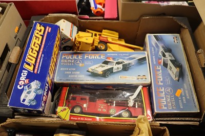 Lot 1554 - Mixed diecast and battery operated toys to...