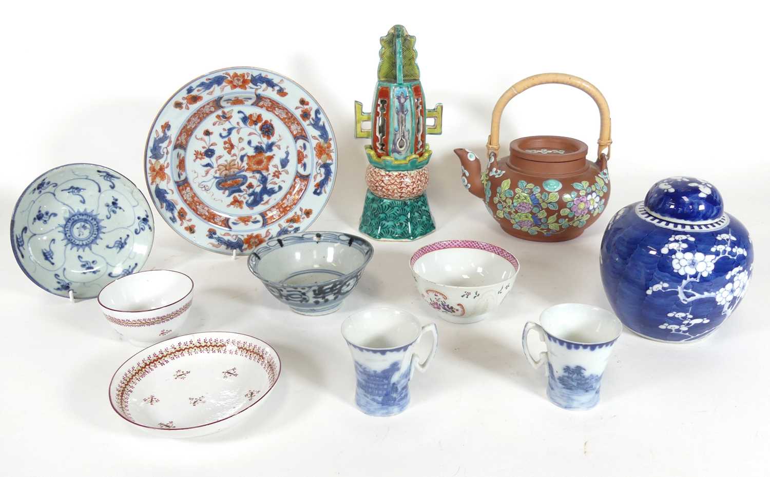 Lot 59 - A collection of Chinese ceramics to include...