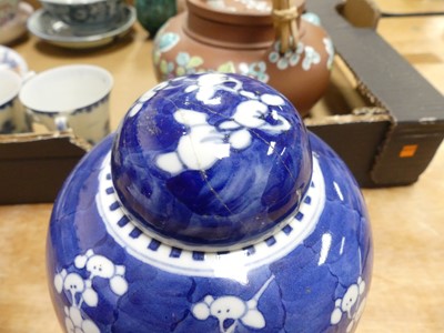 Lot 59 - A collection of Chinese ceramics to include...