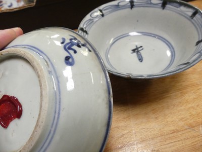 Lot 59 - A collection of Chinese ceramics to include...