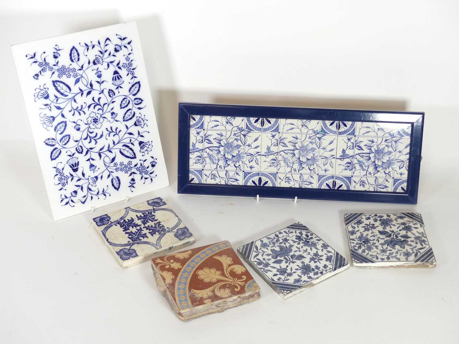 Lot 76 - A collection of tiles to include a Mintons...