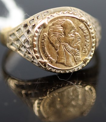 Lot 352 - A 9ct gold Mexican small coin inset signet...