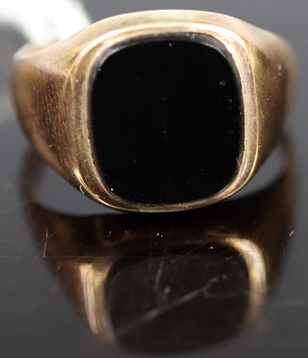 Lot 357 - A 9ct gold and black onyx set signet ring...