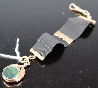 Lot 361 - A 9ct gold mounted agate and bloodstone swivel...