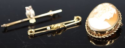 Lot 393 - A yellow metal safety pin bar brooch,...