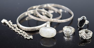 Lot 399 - Assorted contemporary silver and white metal...