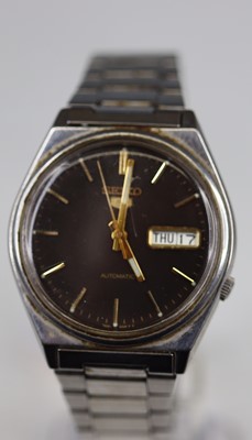 Lot 404 - A Seiko 5 gent's steel cased automatic...