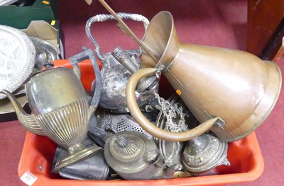 Lot 192 - A collection of metal ware to include a silver...