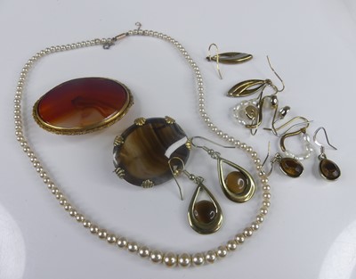 Lot 417 - Assorted costume jewellery, to include an...