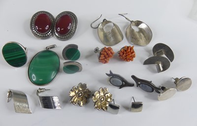 Lot 426 - Sundry costume jewellery to include a...
