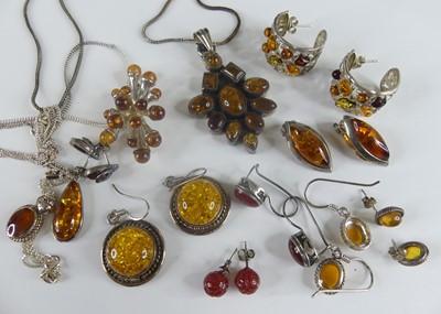 Lot 429 - Assorted amethyst set costume jewellery, to...