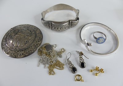 Lot 433 - Assorted silver and other costume jewellery,...